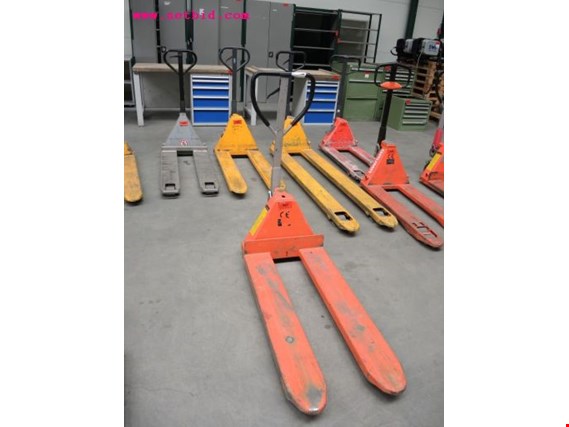 Used Gruma Hand pallet truck, #487 for Sale (Auction Premium) | NetBid Industrial Auctions