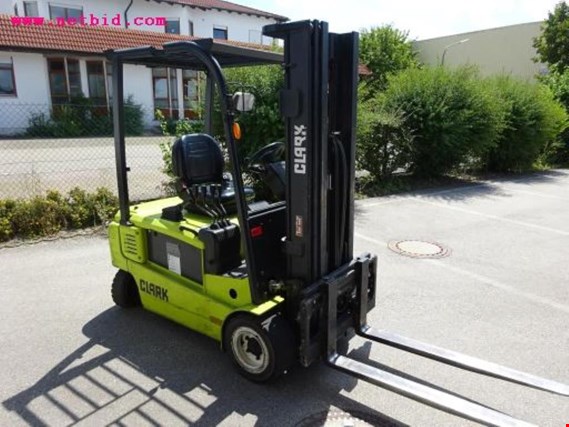 Used Clark GEX20S electr. forklift truck for Sale (Auction Premium) | NetBid Industrial Auctions