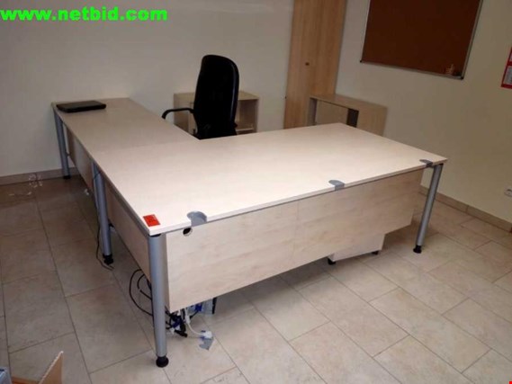 Schreibtisch-Winkelkombination gebraucht kaufen (Auction Premium) | NetBid Industrie-Auktionen