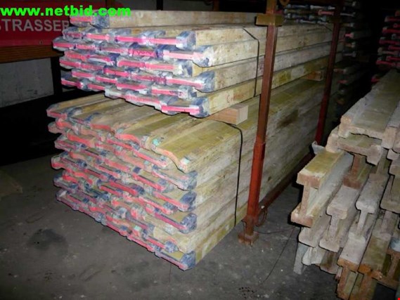 Used DOKA H20 28 Wooden formwork beams for Sale (Auction Premium) | NetBid Industrial Auctions