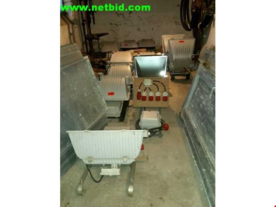 Used 17 Halogen floodlight for Sale (Auction Premium) | NetBid Industrial Auctions