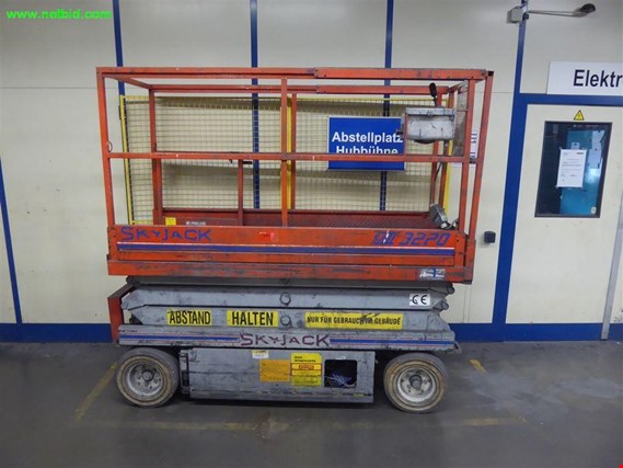 Used Skycheck SJ III 3220 working platform - please note: conditional sale - delayed release on Dec. 17th, 2018 for Sale (Auction Premium) | NetBid Industrial Auctions