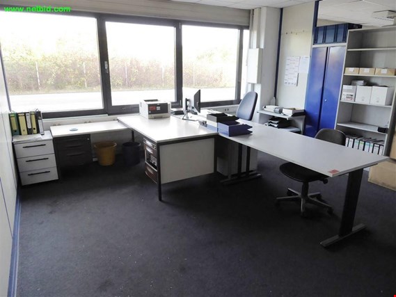 Used 6 Desks for Sale (Trading Premium) | NetBid Industrial Auctions