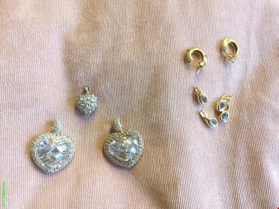 Used 3 Jewelry pendant for Sale (Auction Premium) | NetBid Industrial Auctions
