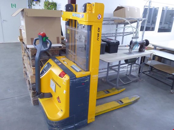 Used Jungheinrich EJC 10 electric drawbar stacker for Sale (Auction Premium) | NetBid Industrial Auctions