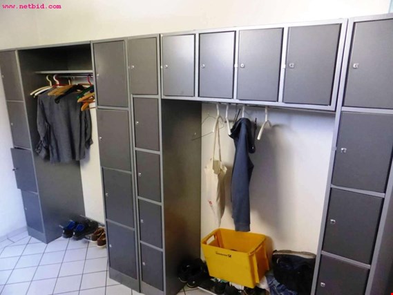 Used 3-compartment changing locker for Sale (Trading Premium) | NetBid Industrial Auctions