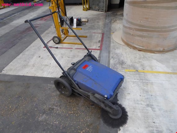 Used Nilfisk BK900 sweeping machine for Sale (Auction Premium) | NetBid Industrial Auctions