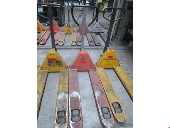 Used Gruma hand-guided pallet truck #163 for Sale (Auction Premium) | NetBid Industrial Auctions