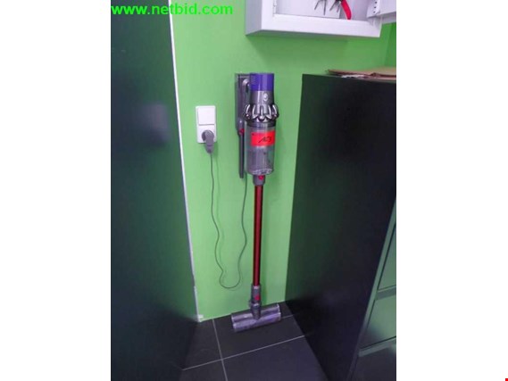 Used Dyson Cyclon v10 Cordless vacuum cleaner for Sale (Auction Premium) | NetBid Industrial Auctions