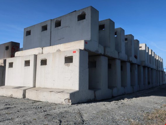 Used 10 Concrete support blocks (gondola) for Sale (Online Auction) | NetBid Industrial Auctions