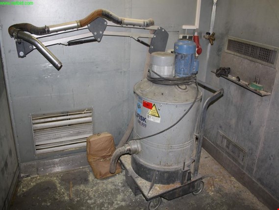Used Nilfisk GB 833 industrial vacuum cleaner for Sale (Auction Premium) | NetBid Industrial Auctions