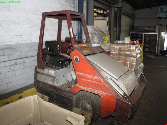 Used Armadillo Powerboss sweeping machine (Later release end of November 2019) for Sale (Auction Premium) | NetBid Industrial Auctions