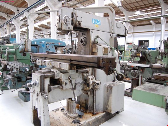 Used PRUSZKOW FWA41 UNIVERSAL MILLING MACHINE for Sale (Auction Premium) | NetBid Industrial Auctions