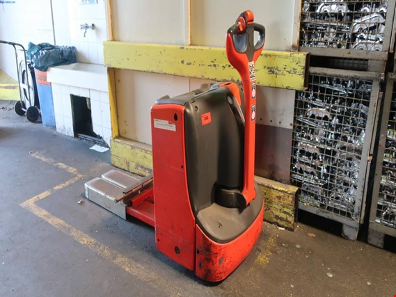 Used Linde T16 Electric pedestrian pallet truck (narrow) for Sale (Trading Premium) | NetBid Industrial Auctions