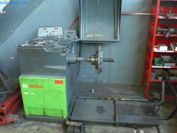 Used Bosch WBE 5210 Tyre balancing machine (bus) for Sale (Auction Premium) | NetBid Industrial Auctions