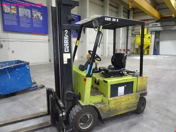 Used Clark cem30s Electric forklift truck for Sale (Auction Premium) | NetBid Industrial Auctions