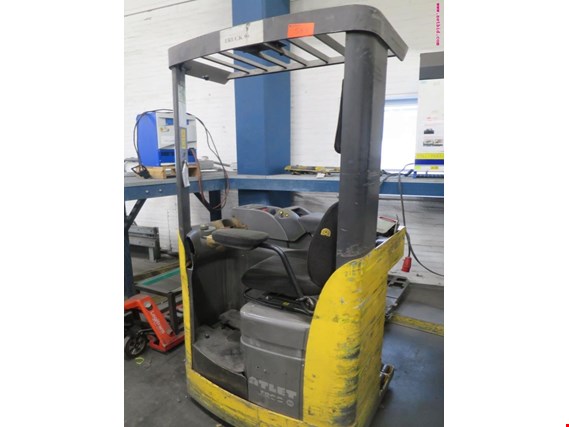 Used Atlet Ergo S3 sideways seated stacker for Sale (Auction Premium) | NetBid Industrial Auctions