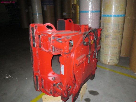Used Bolzoni AR53RJ-13 hydraulic bale clamp for Sale (Auction Premium) | NetBid Industrial Auctions