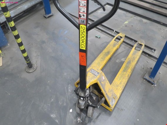 Used hand-guided pallet lift truck for Sale (Auction Premium) | NetBid Industrial Auctions