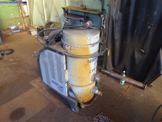 Used Nilfisk CTS40 M Z22 Industrial vacuum cleaner for Sale (Auction Premium) | NetBid Industrial Auctions