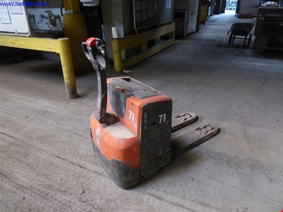 Used Toyota LWE 250 Electric low-floor pallet truck (71) for Sale (Trading Premium) | NetBid Industrial Auctions