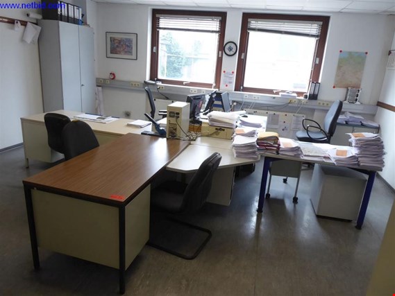 Used 5 Desks for Sale (Trading Premium) | NetBid Industrial Auctions
