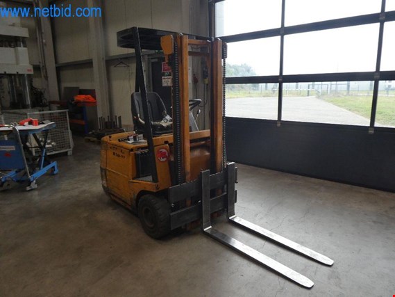 Used Still R 50-12 Three-wheel electric forklift for Sale (Auction Premium) | NetBid Industrial Auctions