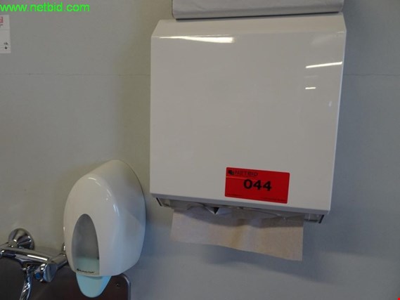 Handdoekdispenser (toeslag onderhevig aan verandering!) gebruikt kopen (Auction Premium) | NetBid industriële Veilingen