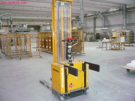 Used Jungheinrich ERC-A12,5G Ride-on pallet truck (12) for Sale (Auction Premium) | NetBid Industrial Auctions