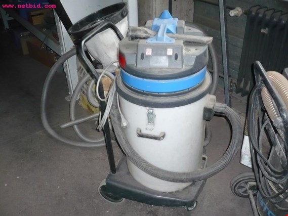 Used Jungheinrich 2000 Industrial vacuum cleaner for Sale (Auction Premium) | NetBid Industrial Auctions