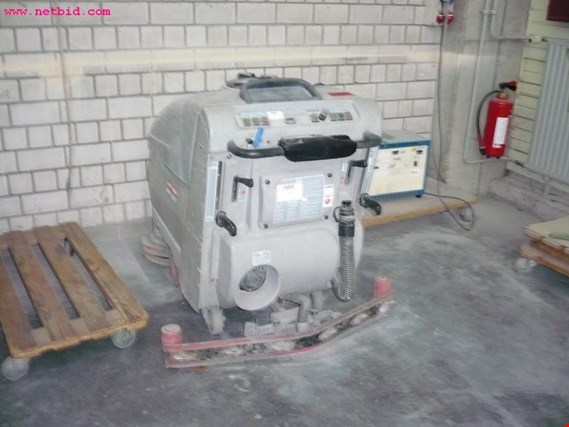 Used Comoc electric scrubber-dryer for Sale (Auction Premium) | NetBid Industrial Auctions