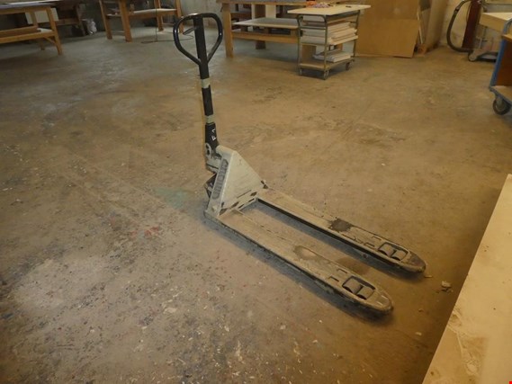 Used Crown PTH5020-45T Pallet truck for Sale (Auction Premium) | NetBid Industrial Auctions