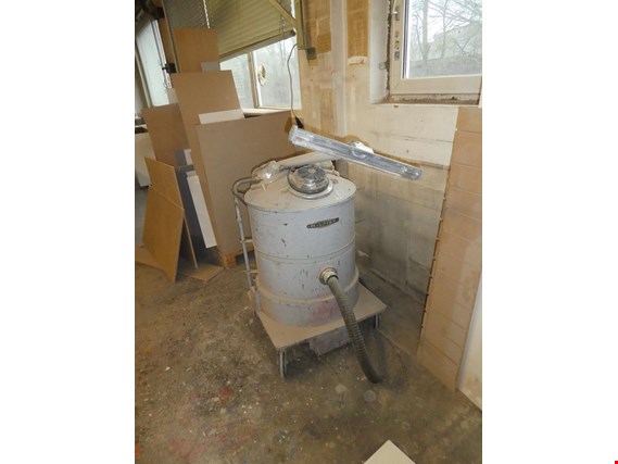 Used Nilfisk Industrial vacuum cleaner for Sale (Auction Premium) | NetBid Industrial Auctions