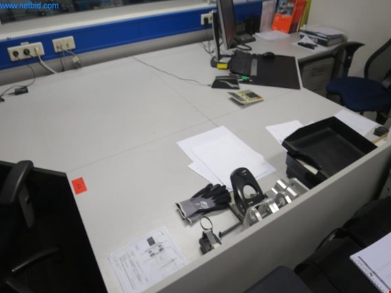 2 Schreibtisch-Winkelkombinationen gebraucht kaufen (Trading Premium) | NetBid Industrie-Auktionen