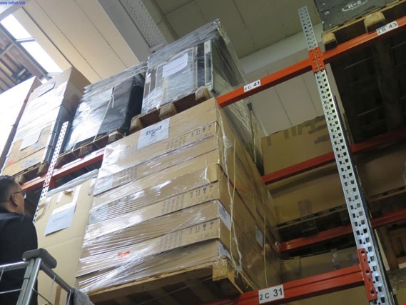 Carrier 42NZ 10 Kisten met airconditioning gebruikt kopen (Online Auction) | NetBid industriële Veilingen