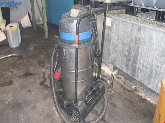 Used 4 industrial vacuum cleaners for Sale (Auction Premium) | NetBid Industrial Auctions