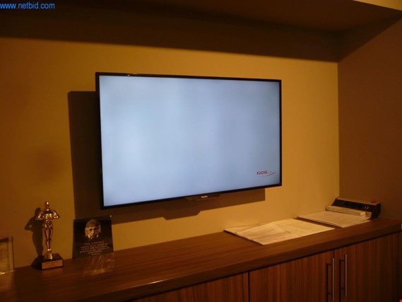 Used Philipps 3 Flat screen TV 32" for Sale (Auction Premium) | NetBid Industrial Auctions