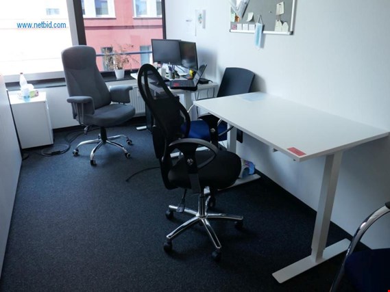 Used 2 Desks for Sale (Trading Premium) | NetBid Industrial Auctions