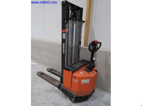 Used Toyota 7SM12 Electric pallet truck (12) for Sale (Online Auction) | NetBid Industrial Auctions