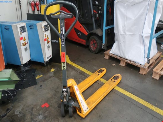 Used Pallet truck (12) for Sale (Auction Premium) | NetBid Industrial Auctions