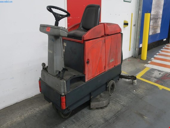 Used Hako Hakomatic B910 Ride-on scrubber-dryer for Sale (Auction Premium) | NetBid Industrial Auctions