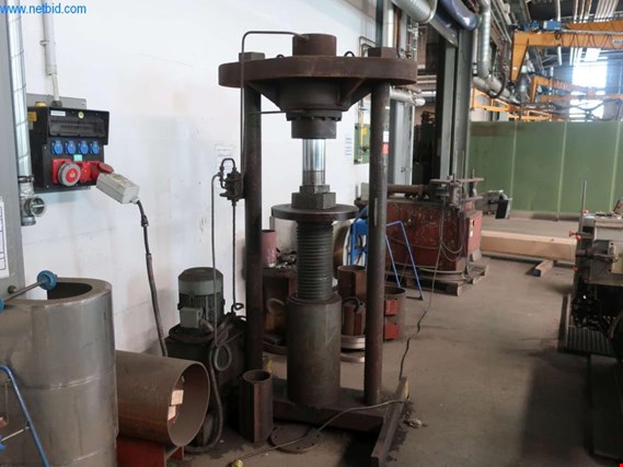 hydraulic 2 column press (Auction Premium) | NetBid ?eská republika
