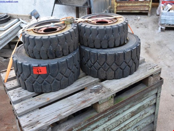 1 Satz Gabelstapler-Reifen gebraucht kaufen (Auction Premium) | NetBid Industrie-Auktionen