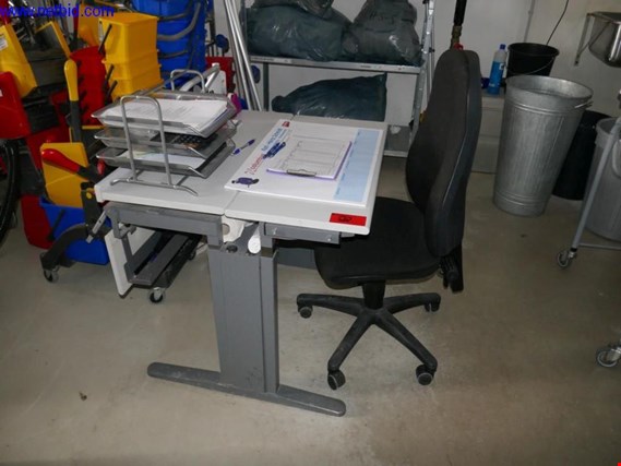 Used small desk for Sale (Auction Premium) | NetBid Industrial Auctions