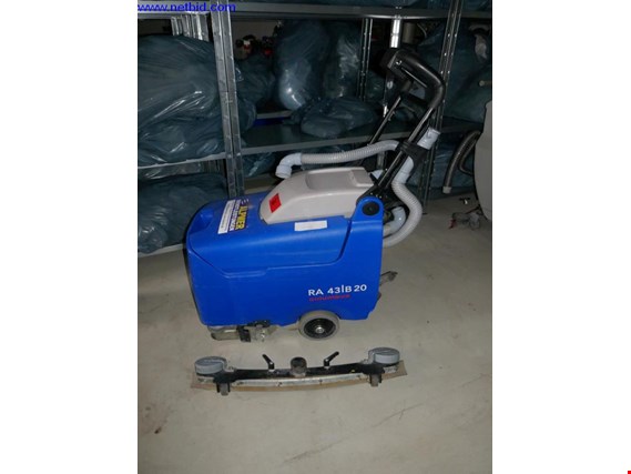 Used Columbus RA 43/B 20 iL-13A Scrubber dryer (automatic cleaning machine) for Sale (Trading Premium) | NetBid Industrial Auctions