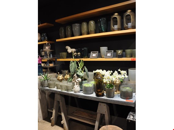 Gepflegte Ladeneinrichtung sowie exklusive Dekorationsartikel einer Blumenboutique