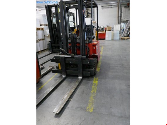 Used Linde E12 Three-wheel electric forklift - collection only after approval end 12/2022 for Sale (Auction Premium) | NetBid Industrial Auctions