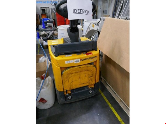 Used Jungheinrich ERE 120 Electric ride-on low-floor pallet truck for Sale (Auction Premium) | NetBid Industrial Auctions