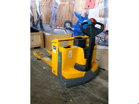 Used Jungheinrich EJE116 Electric drawbar low-floor trolley - later release for Sale (Auction Premium) | NetBid Industrial Auctions