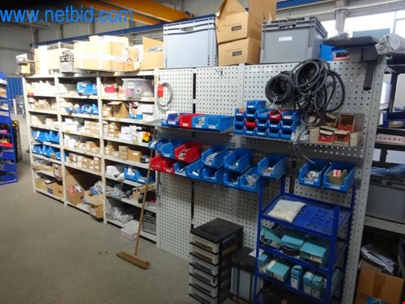 Assembly Shelf Contents Electronics & Electrical Material (Auction Premium) | NetBid ?eská republika